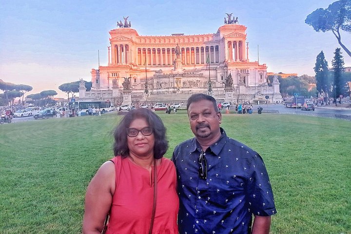 Private golf cart tour of Rome's iconic landmarks and charming streets, including gelato tasting, photo 22 | wizardtrip