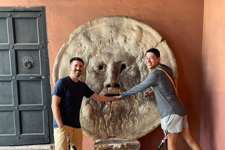 Private golf cart tour of Rome's iconic landmarks and charming streets, including gelato tasting, photo 24 | wizardtrip