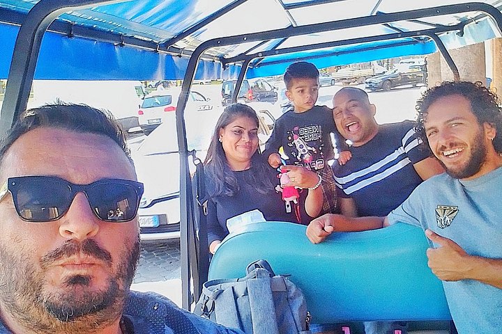 Private golf cart tour of Rome's iconic landmarks and charming streets, including gelato tasting, photo 25 | wizardtrip