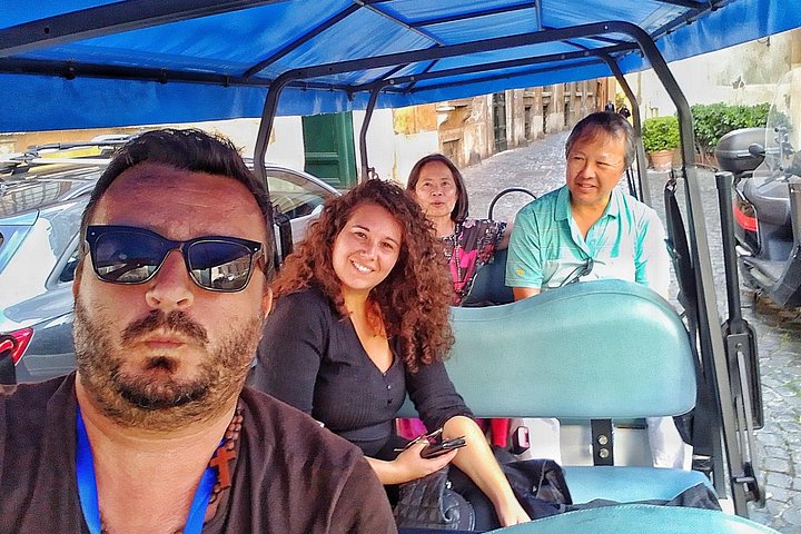 Private golf cart tour of Rome's iconic landmarks and charming streets, including gelato tasting, photo 29 | wizardtrip
