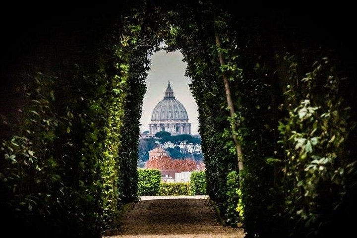 Private golf cart tour of Rome's iconic landmarks and charming streets, including gelato tasting, photo 30 | wizardtrip