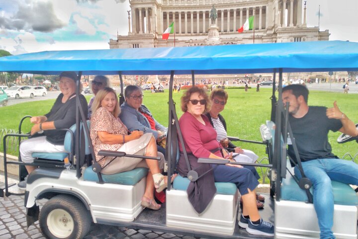 Private golf cart tour of Rome's iconic landmarks and charming streets, including gelato tasting, photo 31 | wizardtrip