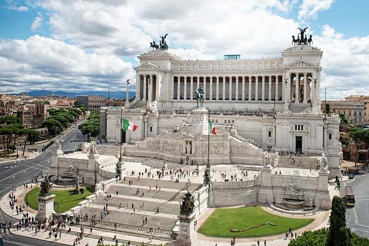 Private golf cart tour of Rome's iconic landmarks and charming streets, including gelato tasting, photo 32 | wizardtrip