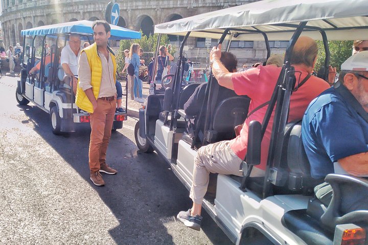 Private golf cart tour of Rome's iconic landmarks and charming streets, including gelato tasting, photo 40 | wizardtrip