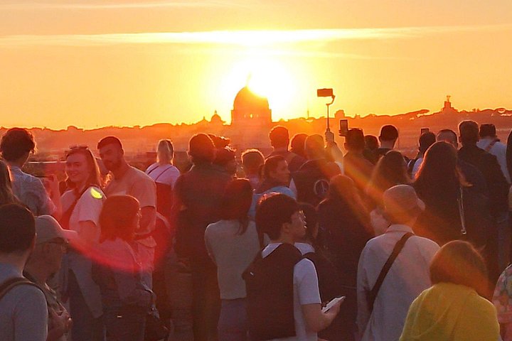 Private golf cart tour of Rome's iconic landmarks and charming streets, including gelato tasting, photo 41 | wizardtrip