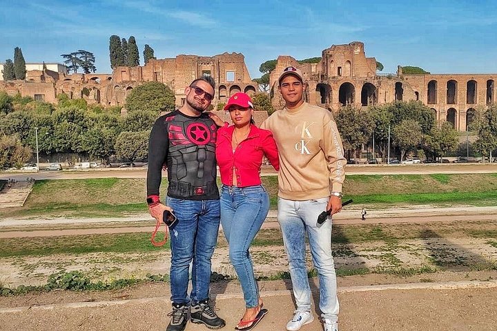 Private golf cart tour of Rome's iconic landmarks and charming streets, including gelato tasting, photo 46 | wizardtrip