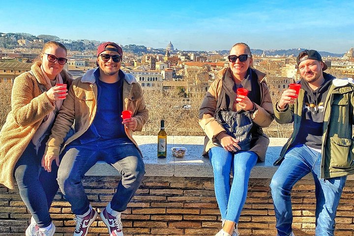 Private golf cart tour of Rome's iconic landmarks and charming streets, including gelato tasting, photo 47 | wizardtrip