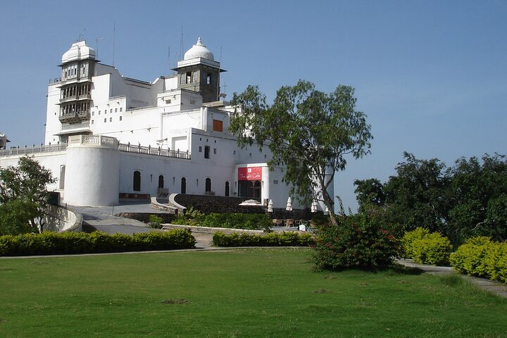 Excursión privada de día completo al histórico Palacio de la Ciudad de Udaipur, Templo Jagdish y el pintoresco Lago Pichola, foto 8 | wizardtrip