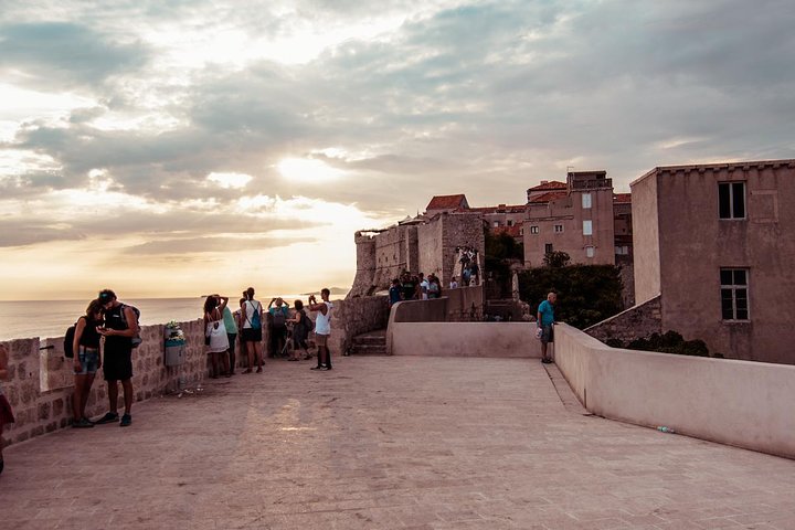 Vandretur på Dubrovniks gamle bymurer med utsikt over Adriaterhavet og gamlebyen, foto 6 | wizardtrip