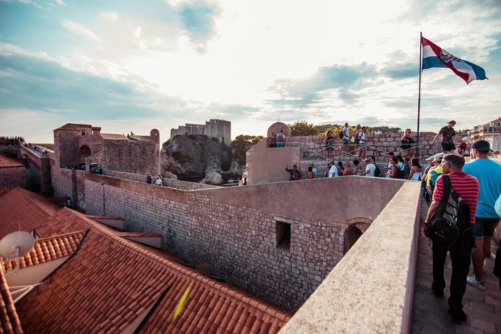 Vandretur på Dubrovniks gamle bymurer med utsikt over Adriaterhavet og gamlebyen, foto 7 | wizardtrip