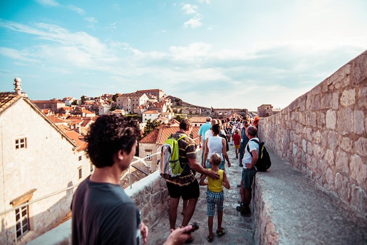 Vandretur på Dubrovniks gamle bymurer med utsikt over Adriaterhavet og gamlebyen, foto 8 | wizardtrip
