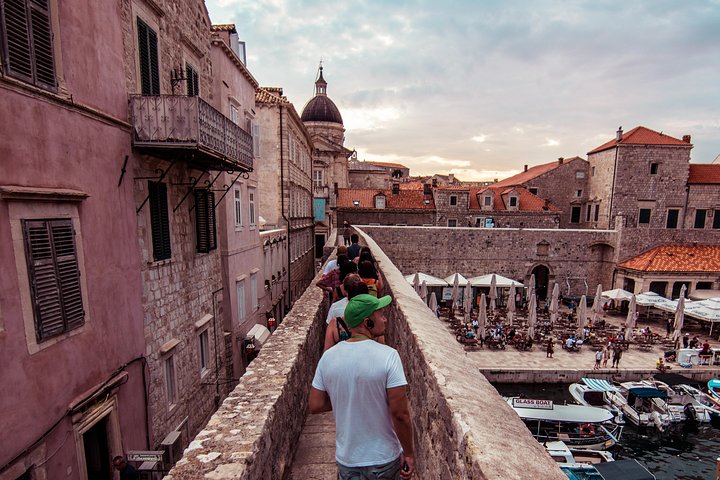 Vandretur på Dubrovniks gamle bymurer med utsikt over Adriaterhavet og gamlebyen, foto 9 | wizardtrip