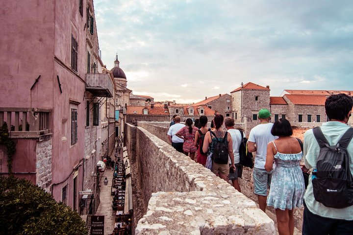 Vandretur på Dubrovniks gamle bymurer med utsikt over Adriaterhavet og gamlebyen, foto 10 | wizardtrip