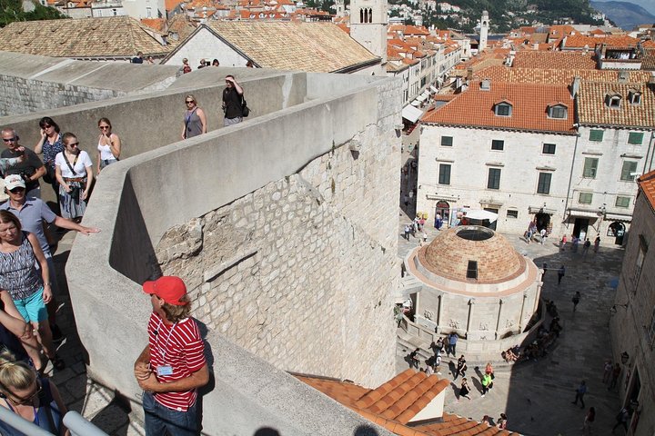 Vandretur på Dubrovniks gamle bymurer med utsikt over Adriaterhavet og gamlebyen, foto 13 | wizardtrip