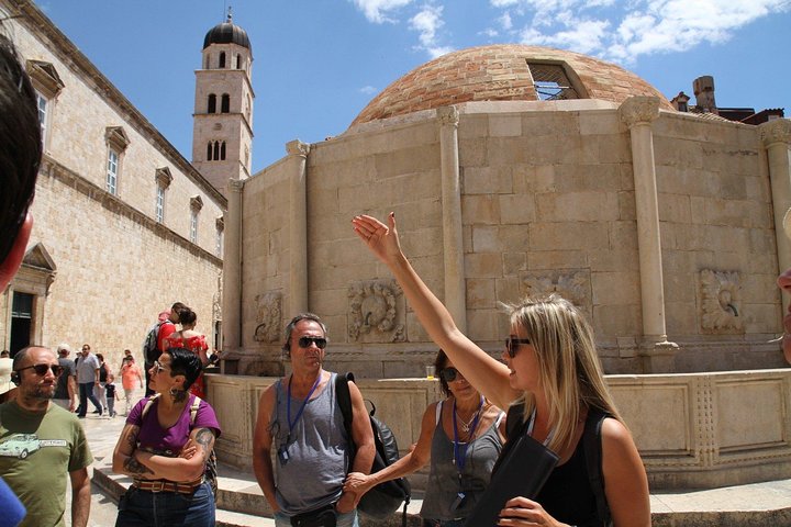 Tour guiado a pie por el histórico Casco Antiguo de Dubrovnik, mostrando arquitectura medieval y vistas panorámicas, foto 6 | wizardtrip