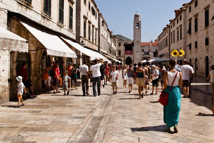 Tour guiado a pie por el histórico Casco Antiguo de Dubrovnik, mostrando arquitectura medieval y vistas panorámicas, foto 7 | wizardtrip