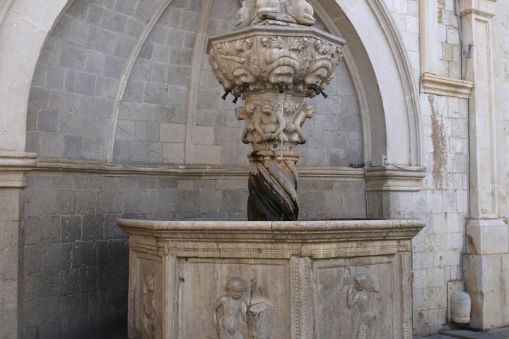 Tour guiado a pie por el histórico Casco Antiguo de Dubrovnik, mostrando arquitectura medieval y vistas panorámicas, foto 8 | wizardtrip