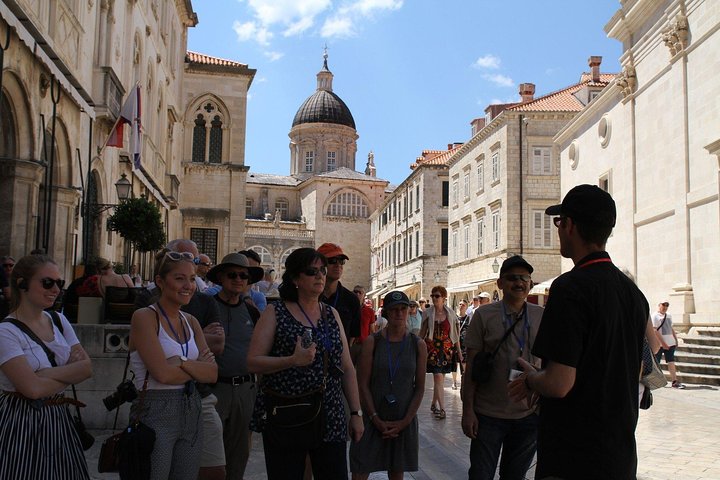 Tour guiado a pie por el histórico Casco Antiguo de Dubrovnik, mostrando arquitectura medieval y vistas panorámicas, foto 9 | wizardtrip