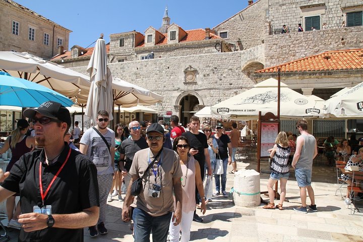 Tour guiado a pie por el histórico Casco Antiguo de Dubrovnik, mostrando arquitectura medieval y vistas panorámicas, foto 10 | wizardtrip