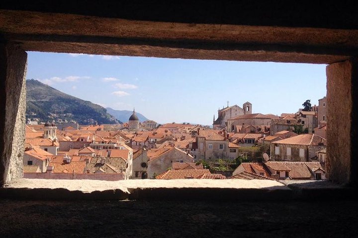 Tour guiado a pie por el histórico Casco Antiguo de Dubrovnik, mostrando arquitectura medieval y vistas panorámicas, foto 14 | wizardtrip