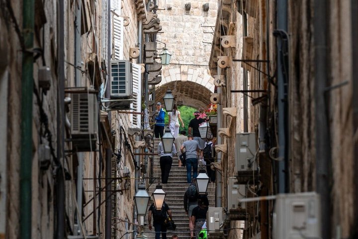 Tour guiado a pie por el histórico Casco Antiguo de Dubrovnik, mostrando arquitectura medieval y vistas panorámicas, foto 17 | wizardtrip