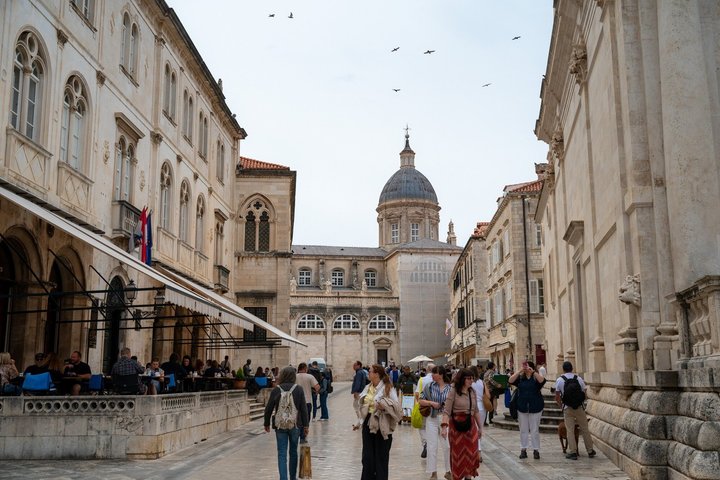 Tour guiado a pie por el histórico Casco Antiguo de Dubrovnik, mostrando arquitectura medieval y vistas panorámicas, foto 18 | wizardtrip