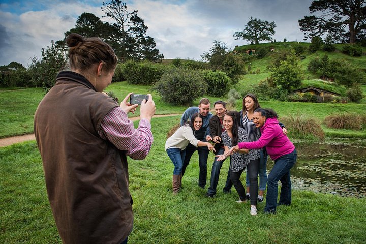 Experimenta la magia del Hobbiton Movie Set en un tour de un día desde Auckland, con Hobbit Holes y paisajes pintorescos, foto 12 | wizardtrip