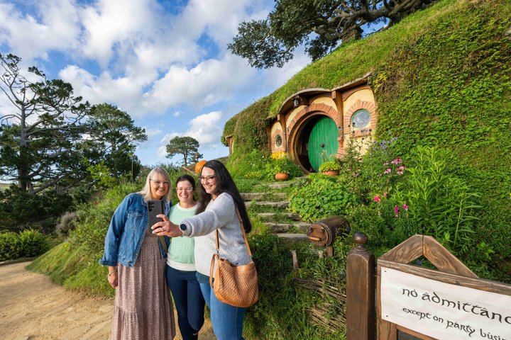 Experimenta la magia del Hobbiton Movie Set en un tour de un día desde Auckland, con Hobbit Holes y paisajes pintorescos, foto 18 | wizardtrip