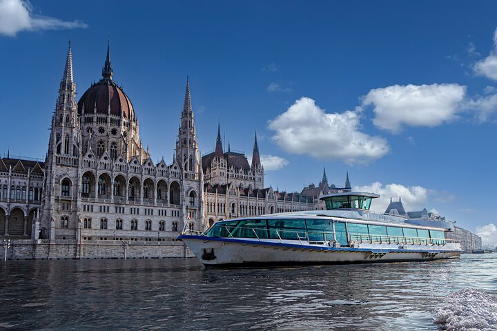 Budapest Donau Schifffahrt mit Getränk, Audioguide | wizardtrip