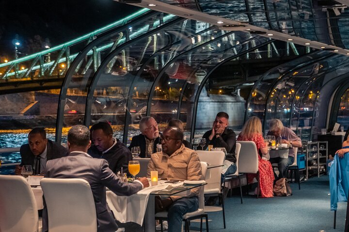 Budapest Donau-Schifffahrt mit Kerzenlicht-Dinner und Live-Musik | wizardtrip