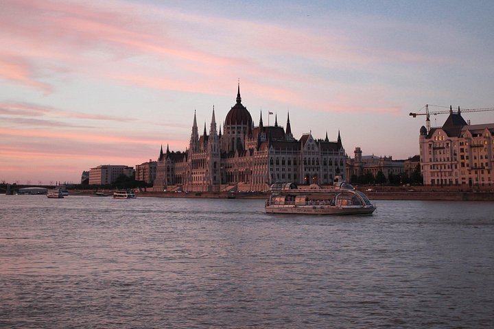 Goditi una romantica crociera con cena sul Danubio a Budapest di notte, con musica dal vivo e luci della città, foto 8 | wizardtrip