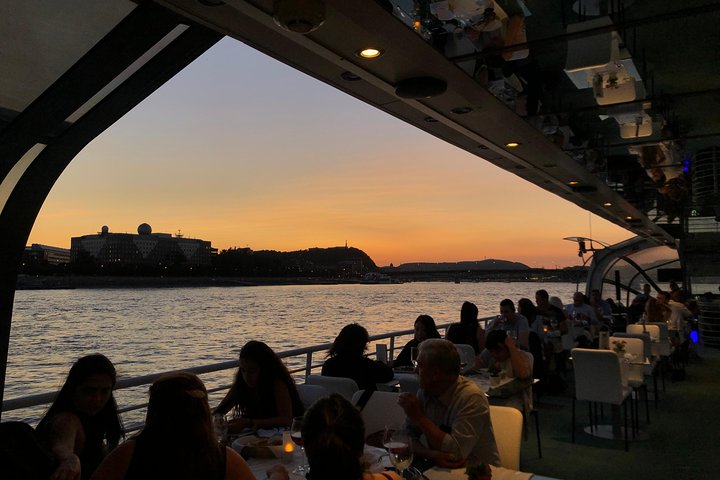 Goditi una romantica crociera con cena sul Danubio a Budapest di notte, con musica dal vivo e luci della città, foto 9 | wizardtrip