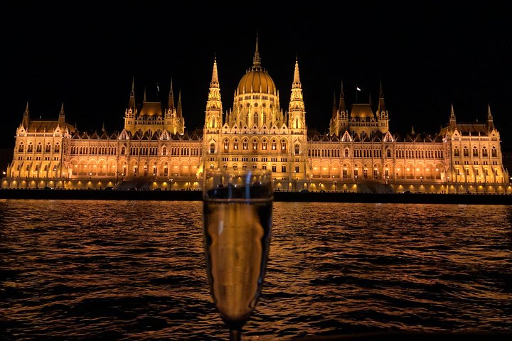 Goditi una romantica crociera con cena sul Danubio a Budapest di notte, con musica dal vivo e luci della città, foto 14 | wizardtrip