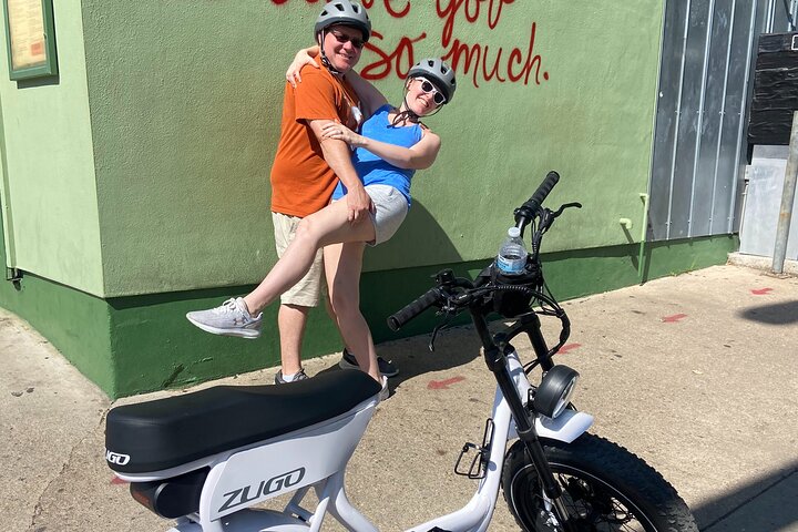 Electric bike tour exploring Austin's vibrant murals, landmarks, and South Congress, photo 7 | wizardtrip