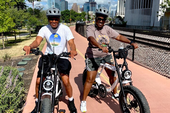 Electric bike tour exploring Austin's vibrant murals, landmarks, and South Congress, photo 8 | wizardtrip