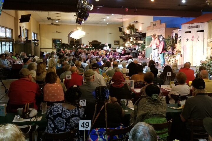 Interactive murder mystery dinner show with buffet in Branson, USA, photo 6 | wizardtrip