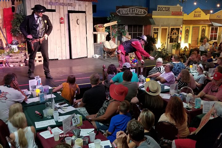 Interactive murder mystery dinner show with buffet in Branson, USA, photo 7 | wizardtrip