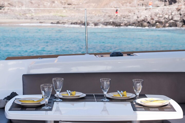 Ervaar een luxe catamarantocht op Fuerteventura, langs prachtige stranden en vulkanische kustlijnen, foto 6 | wizardtrip