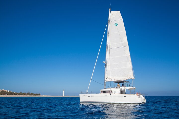 Ervaar een luxe catamarantocht op Fuerteventura, langs prachtige stranden en vulkanische kustlijnen, foto 7 | wizardtrip