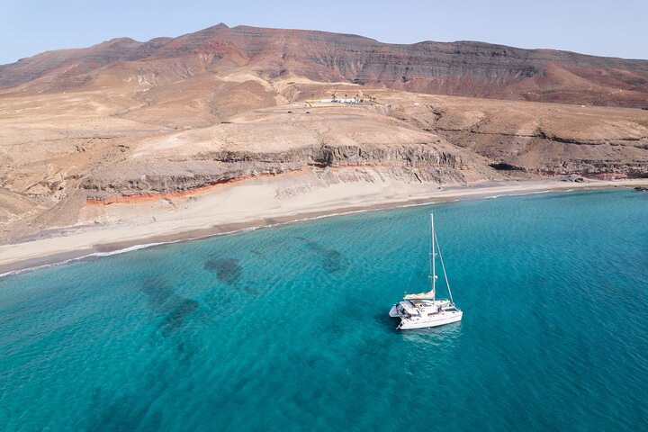 Ervaar een luxe catamarantocht op Fuerteventura, langs prachtige stranden en vulkanische kustlijnen, foto 8 | wizardtrip