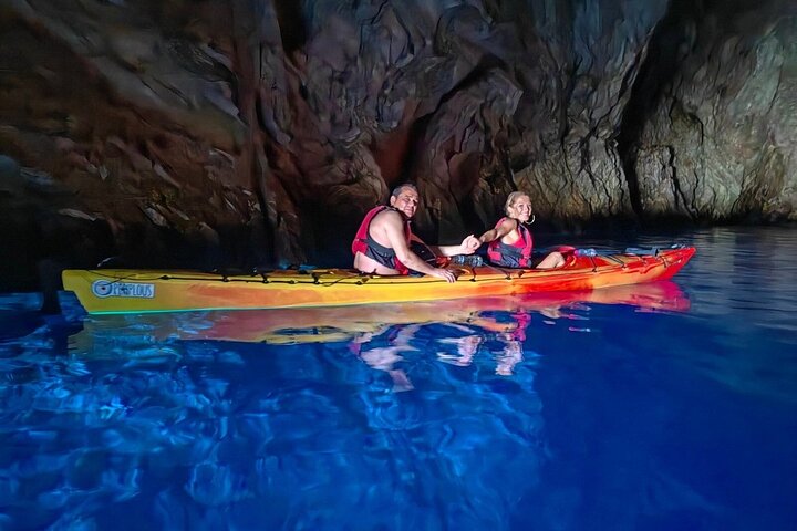 Kayakistas exploran una cueva azul escondida a lo largo de la pintoresca costa de Léucade en Grecia, foto 7 | wizardtrip