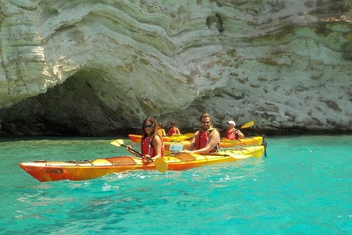 Kayakistas exploran una cueva azul escondida a lo largo de la pintoresca costa de Léucade en Grecia, foto 8 | wizardtrip