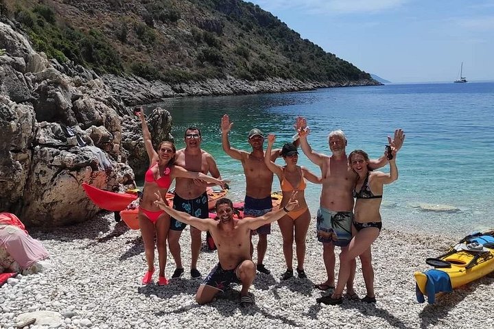 Kayakistas exploran una cueva azul escondida a lo largo de la pintoresca costa de Léucade en Grecia, foto 9 | wizardtrip