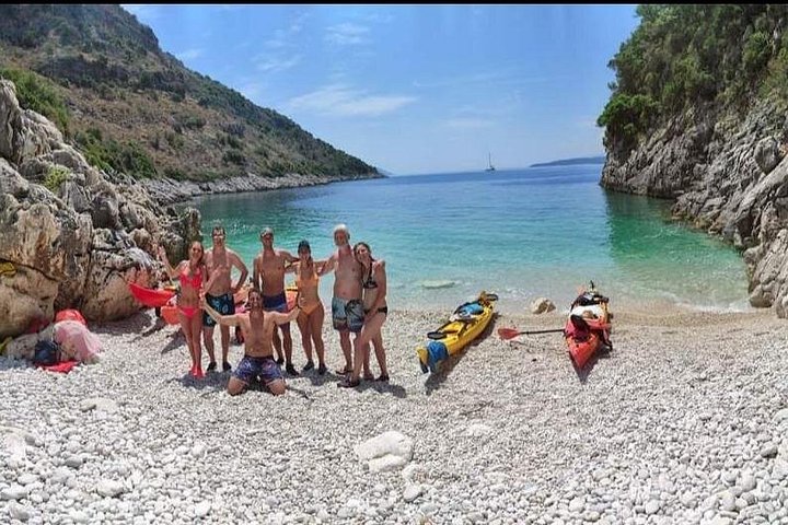 Kayakistas exploran una cueva azul escondida a lo largo de la pintoresca costa de Léucade en Grecia, foto 11 | wizardtrip