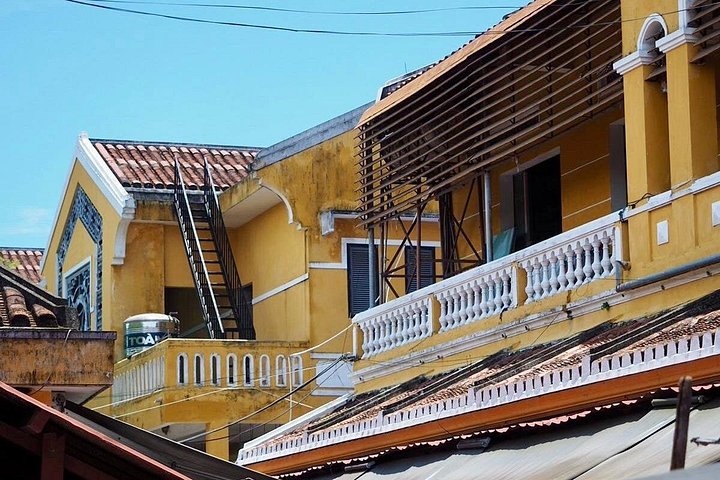 Guided walking tour of Hoi An Ancient Town, Vietnam, showcasing historic architecture and local culture, photo 6 | wizardtrip