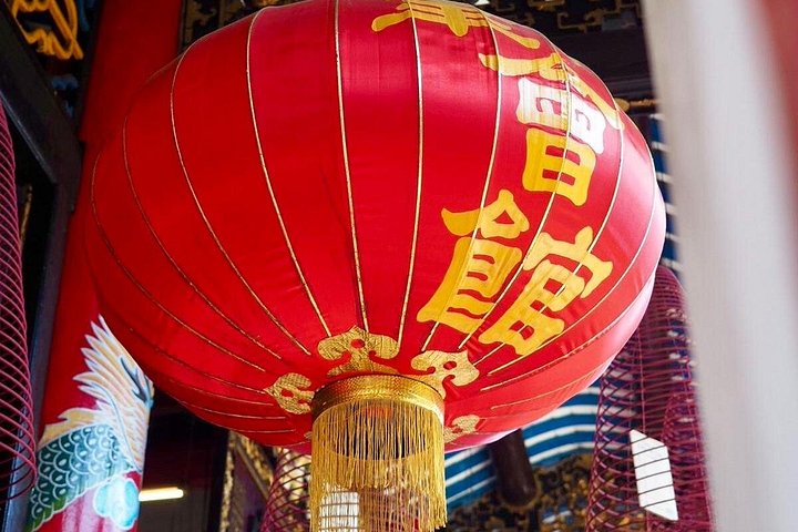 Guided walking tour of Hoi An Ancient Town, Vietnam, showcasing historic architecture and local culture, photo 9 | wizardtrip