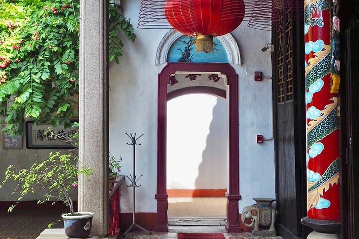 Guided walking tour of Hoi An Ancient Town, Vietnam, showcasing historic architecture and local culture, photo 10 | wizardtrip
