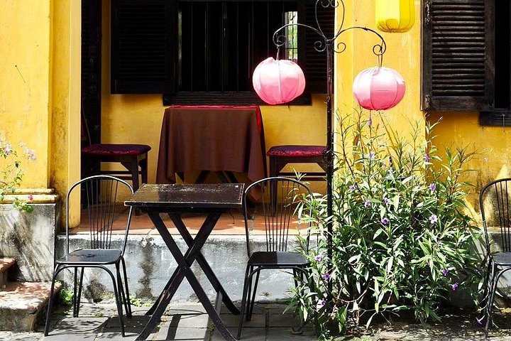 Guided walking tour of Hoi An Ancient Town, Vietnam, showcasing historic architecture and local culture, photo 12 | wizardtrip