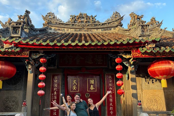 Guided walking tour of Hoi An Ancient Town, Vietnam, showcasing historic architecture and local culture, photo 36 | wizardtrip