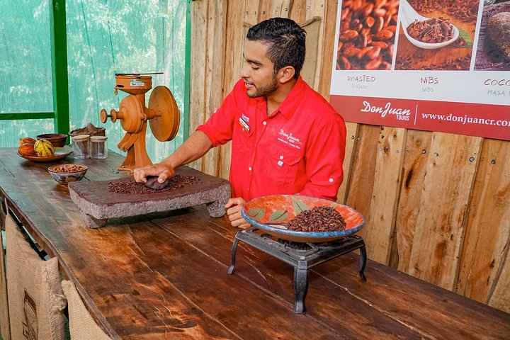 Turister lærer om produksjon av kaffe, sjokolade og sukkerrør i Monteverde, Costa Rica, foto 8 | wizardtrip